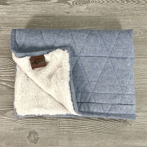 UGG Grey Blue Pillowcase Sham Faux Fur Geometric Triangle Standard Size 20 x 26" - Picture 1 of 11